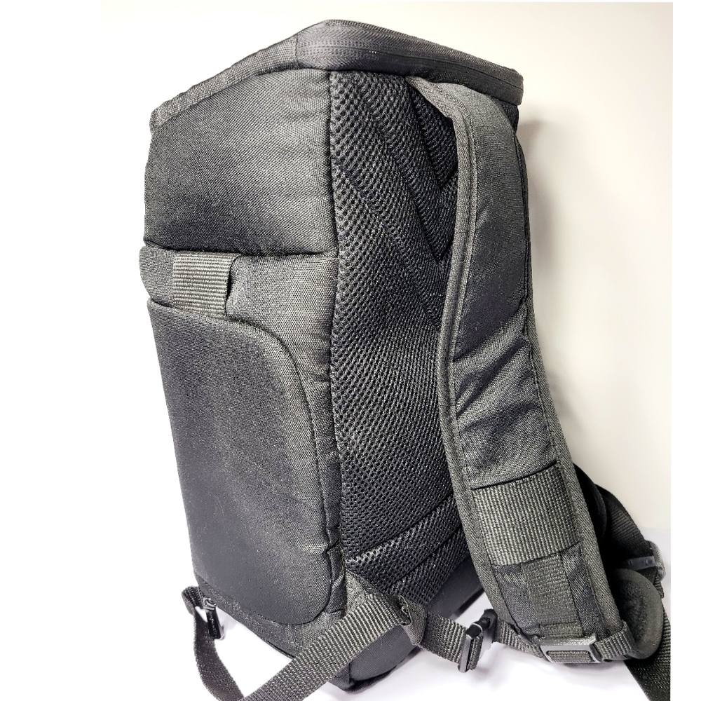 Amazon Basics Camera Sling Pack - Picture 7 of 7